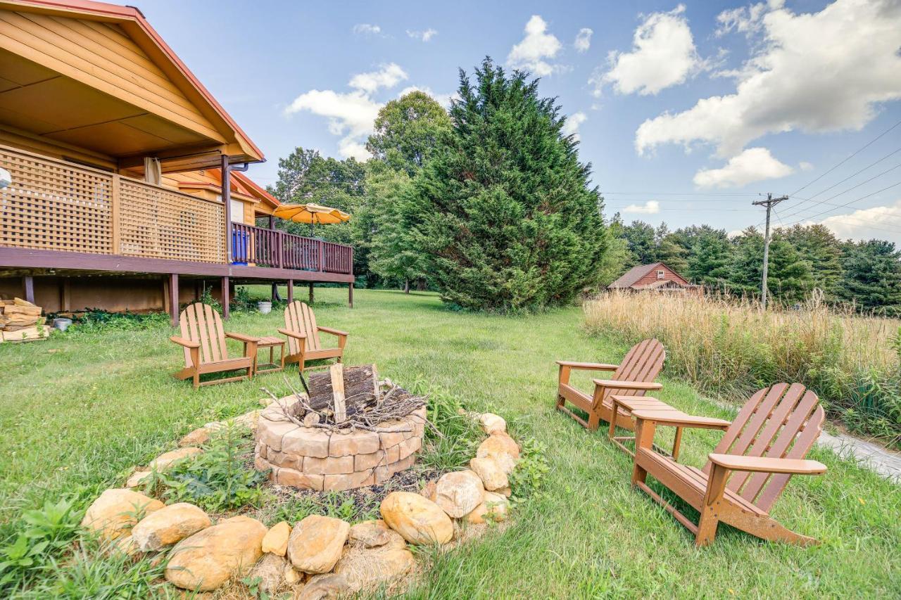 Blue Ridge Mountain Cabin With Views And Hot Tub Sparta Exteriör bild