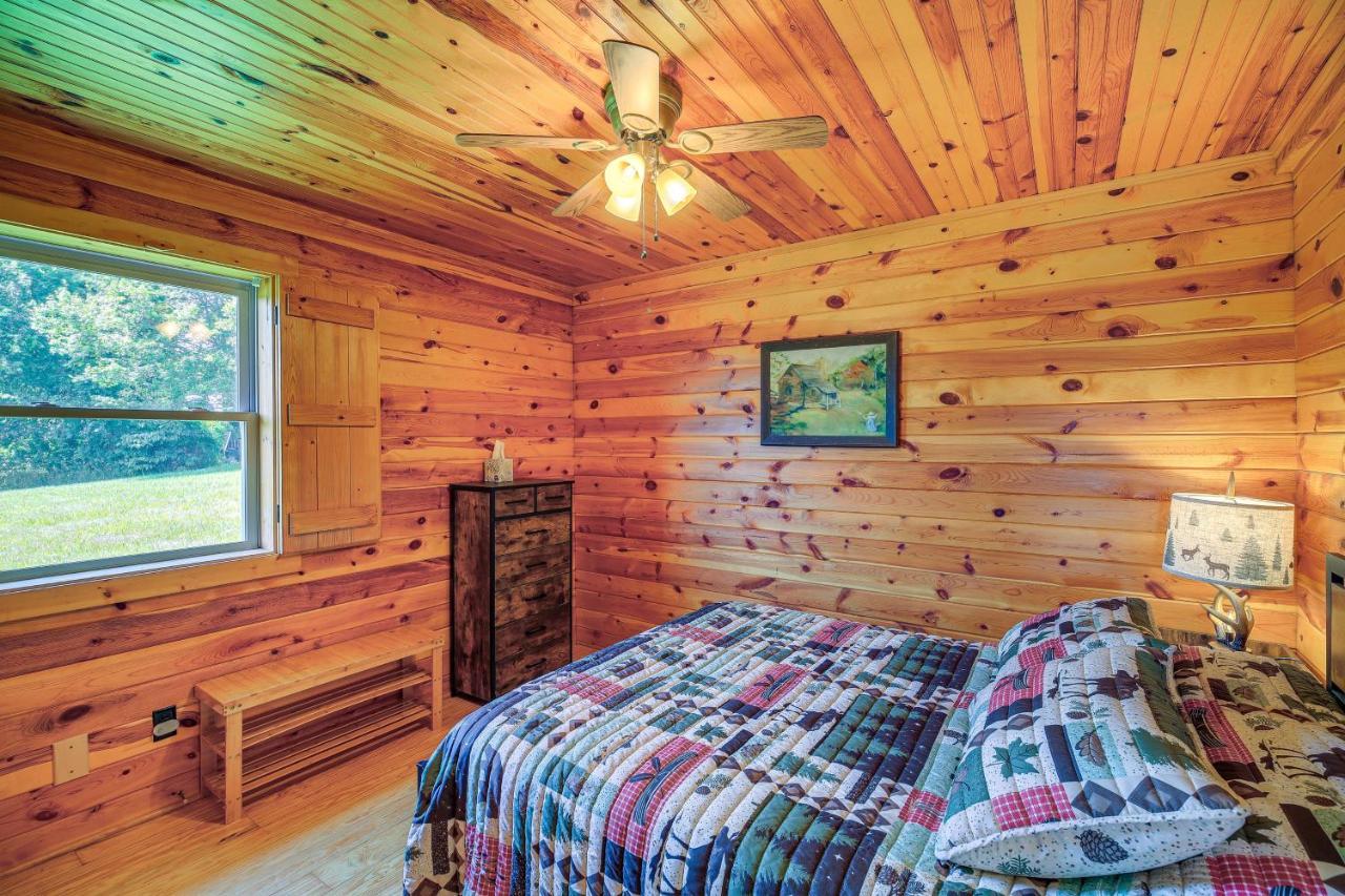 Blue Ridge Mountain Cabin With Views And Hot Tub Sparta Exteriör bild