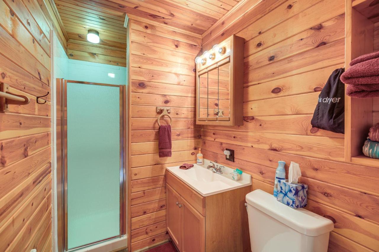 Blue Ridge Mountain Cabin With Views And Hot Tub Sparta Exteriör bild
